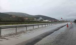 Bursa'da su birikintisine giren otomobil mahsur kaldı