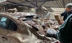 Bursa'da yağışla istinat duvarı çöktü, 3 lüks otomobil zarar gördü