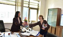 Büyükşehir'den kadın çalışanlara çiçek jesti