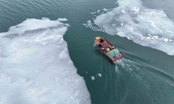 Buzların çözülmeye başladığı Nazik Gölü'nde balıkçı tekneleri yeniden suya indi