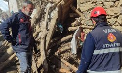 Çatak'ta ahır çöktü: 50 kuzu göçük altında kaldı