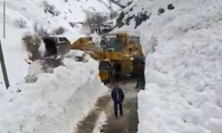 Çatbayır Mahallesi yoluna düşen çığ temizlendi