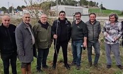 CHP'li başkandan galoşlu fidan dikimi