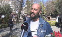 'Çiçek Doktoru' Dünya Kadınlar Günü'nde kadına yönelik şiddete karanfil ile dikkat çekti