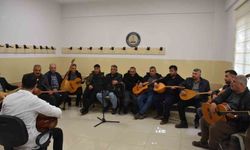 Çiftçiler müzik kursunda gitar ve bağlama öğreniyor