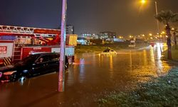 Cizre'de araçlarda mahsur kalan 3 kişiyi itfaiye ekipleri kurtardı