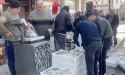 Çorum'da balıkçı baba ve oğlu 100 kasa ücretsiz balık dağıttı