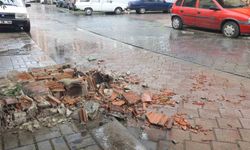 Denizli'de çatılar uçtu, ağaçlar araçların üzerine devrildi, insanlar yürüyemedi