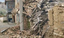 Denizli'de metruk ev çöktü