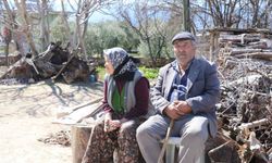 Depremde hasar gören evlerini dışarıdan izliyorlar