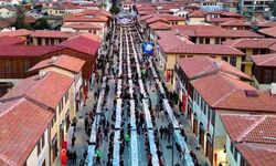Depremde yerle bir olan Kemalpaşa Caddesi iftar sofrasıyla yeniden hayat buldu
