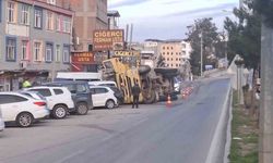 Devrilen tır park halindeki 7 araca çarptı