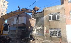 Diyarbakır'da tehlike saçan metruk yapılar yıkılıyor