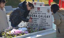 El ele verip şehitlikte temizlik yaptılar