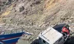 Elazığ'da fırtınaya dayanamayan tekne suya gömüldü