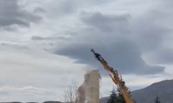 Elazığ'da hasarlı caminin minaresi iş makinesi ile yıkıldı