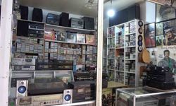 Emekli olunca evdeki kaset ve plaklarla iş yeri açtı