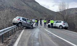 Erzincan-Kemah yolunda iki araç kafa kafaya çarpıştı: 4 yaralı