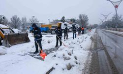 Erzincan'da karla mücadele çalışmaları sürüyor