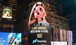 Gazeteci Aslıgül Atasagun ve oyuncu Neslihan Atagül'ün yer aldığı 'I AM' kampanyası New York'u aydınlattı