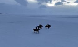 Gençler atları buz tutan Çıldır Göl'ü üzerinde dörtnala koştu