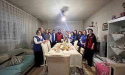 Gençler mutfağa girdi iftar için sofra kurdu