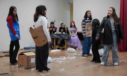 Gençler 'Plastik Rüyalar'la sahneye çıktı izleyenlerden tam not aldı