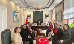 Gökçeadalı kadınlardan Kaymakam Acar'a el emeği hediyesi