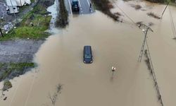 Göle dönen yolda mahsur kalan sürücü aracını bırakmadı, kurtarma anları görüntülendi