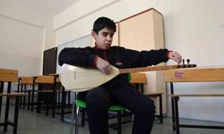 Gözleri görmeden hissederek çalıyor