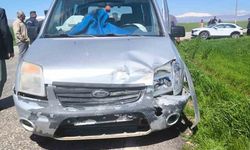 Hafif ticari ile otomobil çarpıştı: 2 yaralı