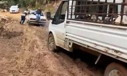 Heyelan sonrası yol çamura bulandı, offroad yarışlarını aratmayan görüntüler ortaya çıktı