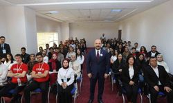 İl Sağlık Müdürü Nacar, gençlere tecrübelerini anlattı