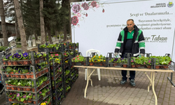 İnegöl'de bayram öncesi mezarlıklar çiçek bahçesine büründü
