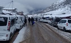 Irak sınırında 'sistem' çilesi: Vatandaşlar kar altında sabahlıyor