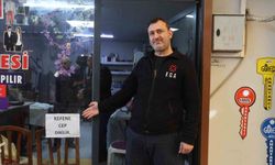 İş yerinin camına astığı 'Kefene cep dikilir' yazısıyla ilgi odağı olan esnaf, yazıyı cimrilerin inadına kaldırmıyor