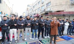 İşgal altındaki Doğu Kudüs'te Müslümanlar, bayram namazını sokakta kıldı