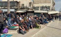 İsrail, Mescid-i Aksa'yı Ramazan'ın son cumasında kapattı, Kudüslüler sokaklarda cuma namazını kıldı