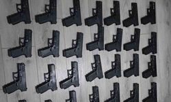 İstanbul'da gözaltına alınan kişinin evinden ve aracından 50 tabanca çıktı