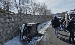 İstinat duvarına çarpan otomobil devrildi: 5 yaralı