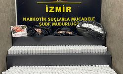 İzmir'de bir araçta 84 bin sentetik ecza ele geçirildi