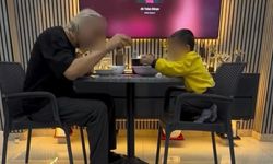 İzmir'de çocuğunu alkol masasına oturtan baba adli kontrolle serbest