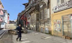 Kabloları kurtarmak isterken canını hiçe saydı