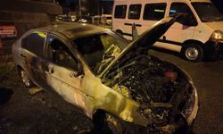 Kadıköy'de korkutan yangın: Motosiklette başladı, otomobile sıçradı