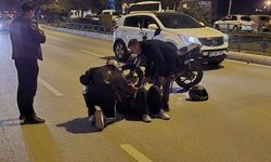 Kadın motosiklet sürücüsü otomobile arkadan çarptı