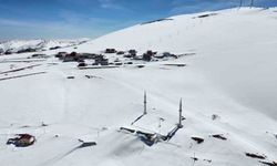 Kadırga Yaylası'ndaki üstü açık camiden kar manzaraları