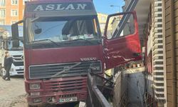 Kağıthane'de inanılmaz kaza: El frenini çekmeyi unuttuğu hafriyat kamyonunu durdurmaya çalışırken aşağı düştü