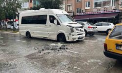 Kanalizasyon borusu patladı, sürücüler zor anlar yaşadı