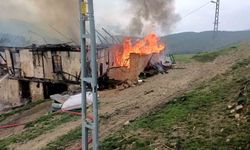 Karabük'te 2 katlı ahşap ev alevlere teslim oldu