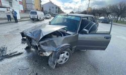 Karaman'da güvenlik kamerasına yansıyan kazada 2 kişi yaralandı